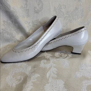 Women's leather size 8.5 detailed braid trim